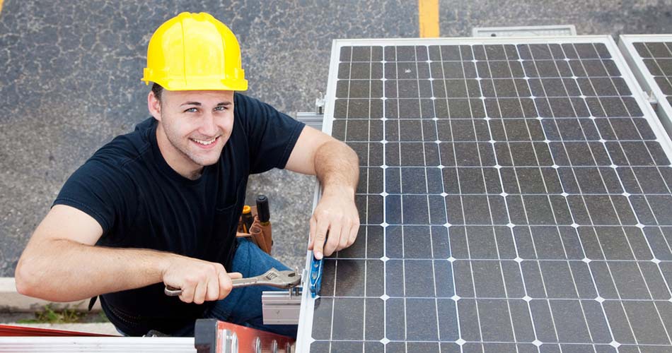 Homem branco com capacete amarelo em como comprar a fixação de painel solar ideal?